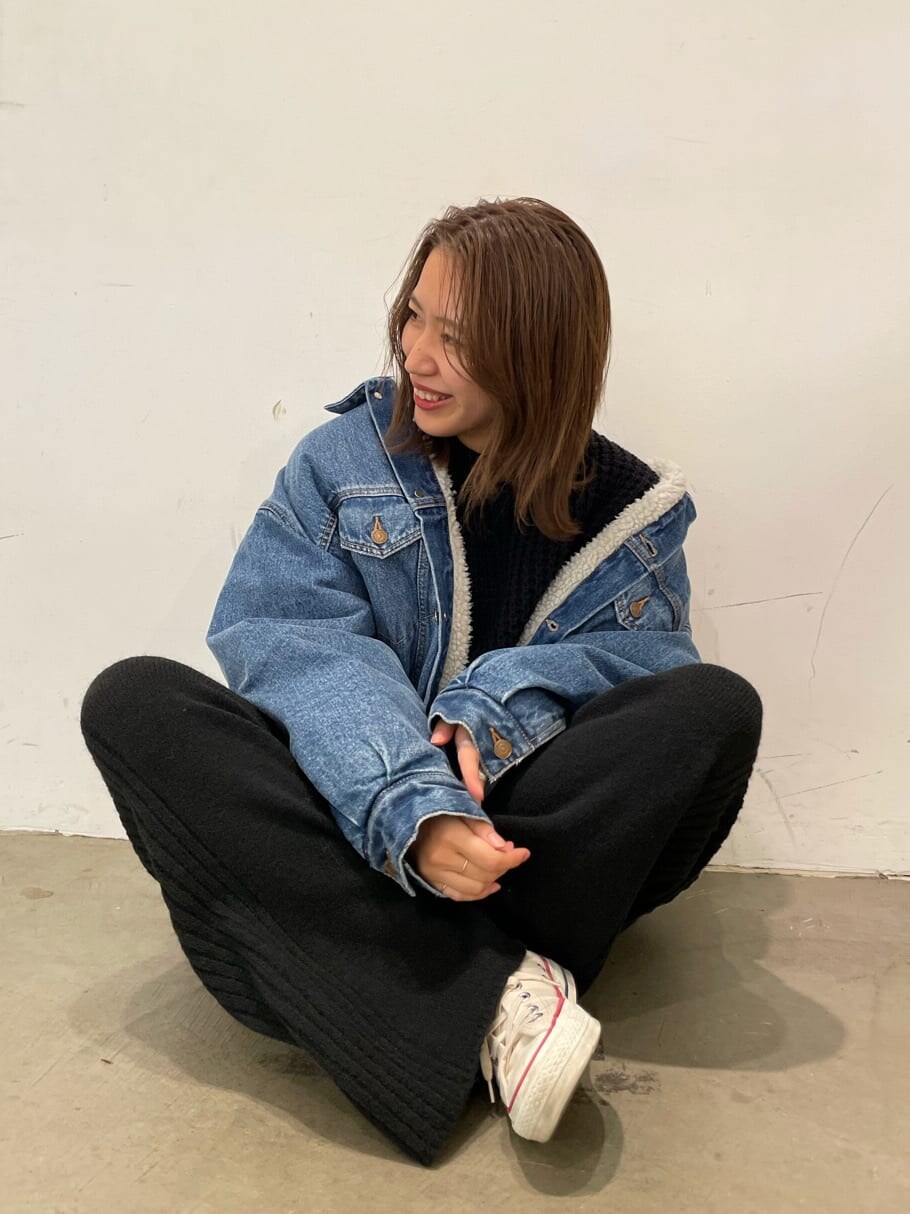 ブルー系のデニムジャケット、ブラック系のその他パンツを着用したレディースの冬コーディネートの2枚目の写真