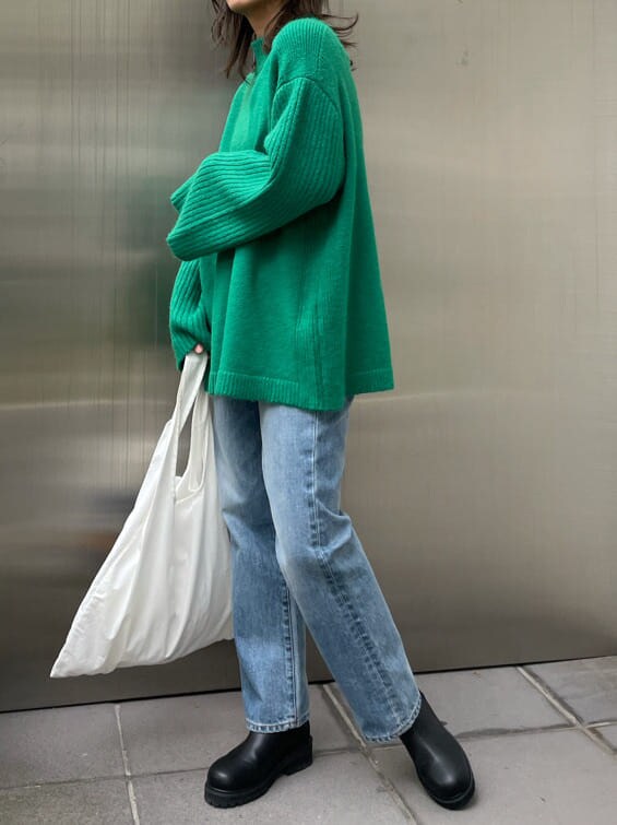 ブルー系のデニムパンツ、ホワイト系のエコバッグ/サブバッグ、グリーン系のニット/セーターを着用したレディースの秋コーディネートの5枚目の写真