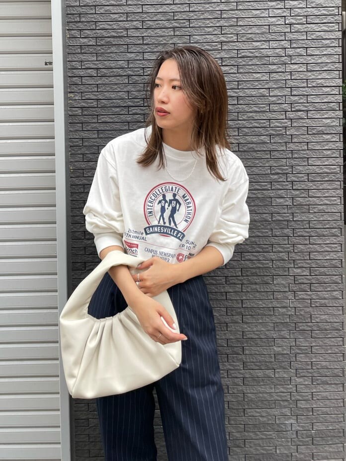 その他のスラックス、ホワイト系のTシャツ/カットソー、ホワイト系のハンドバッグを着用したレディースの夏コーディネートの7枚目の写真