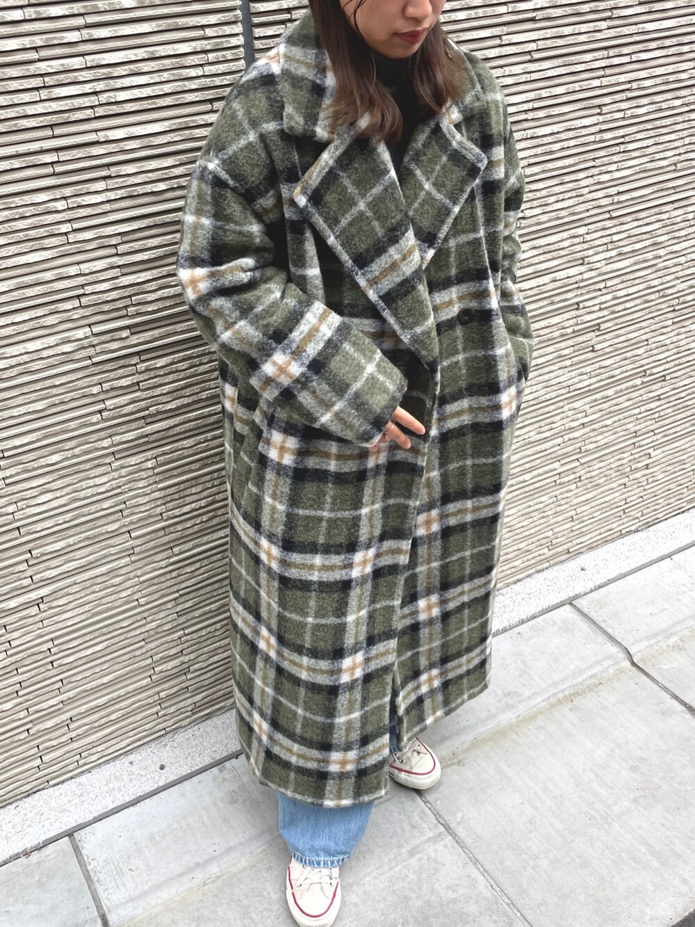 その他のチェスターコート、ブルー系のデニムパンツ、グレー系のニット/セーターを着用したレディースの秋コーディネートの5枚目の写真