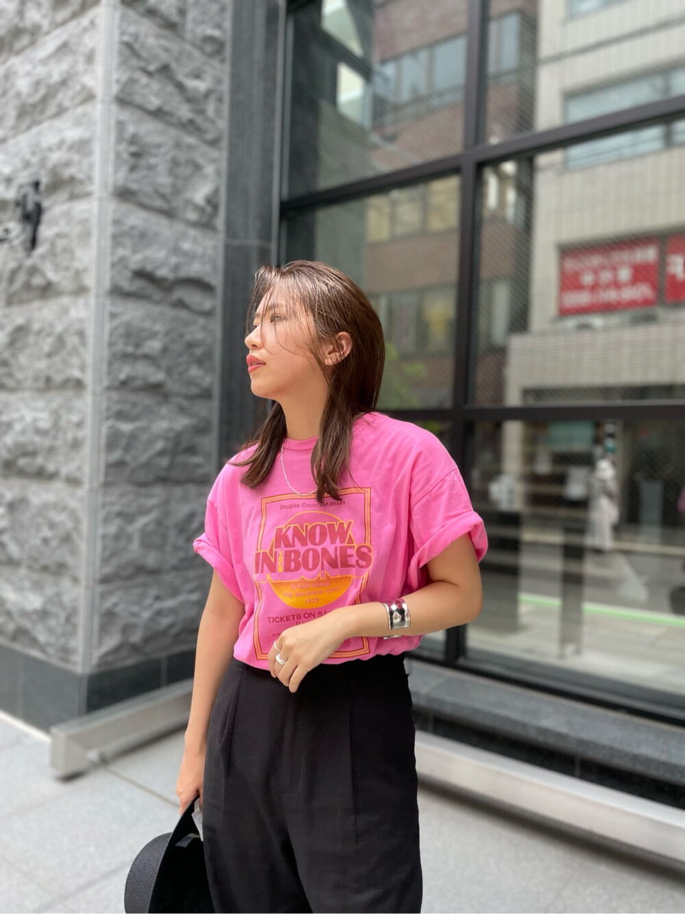 ブラック系のその他パンツ、ピンク系のTシャツ/カットソー、ブラック系のハットを着用したレディースの夏コーディネートの5枚目の写真