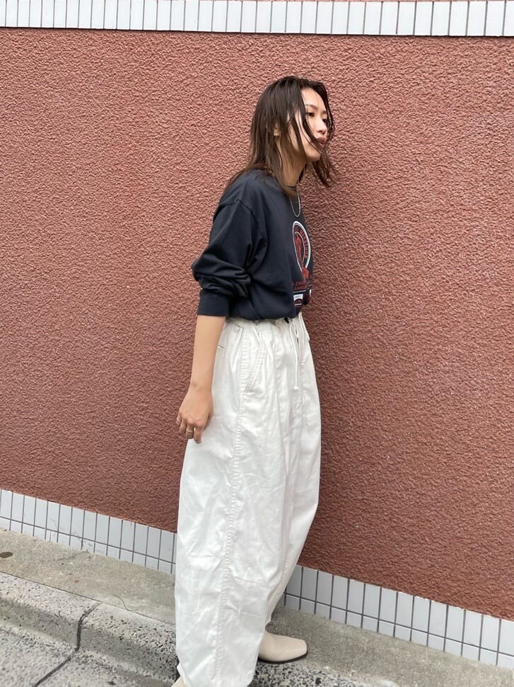 ホワイト系のその他パンツ、ホワイト系のその他パンツ、グレー系のTシャツ/カットソーを着用したレディースの夏コーディネートの7枚目の写真