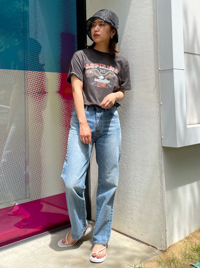 グレー系のTシャツ/カットソー、ブルー系のデニムパンツ、ホワイト系のサンダルを着用したレディースの春コーディネートの4枚目の写真