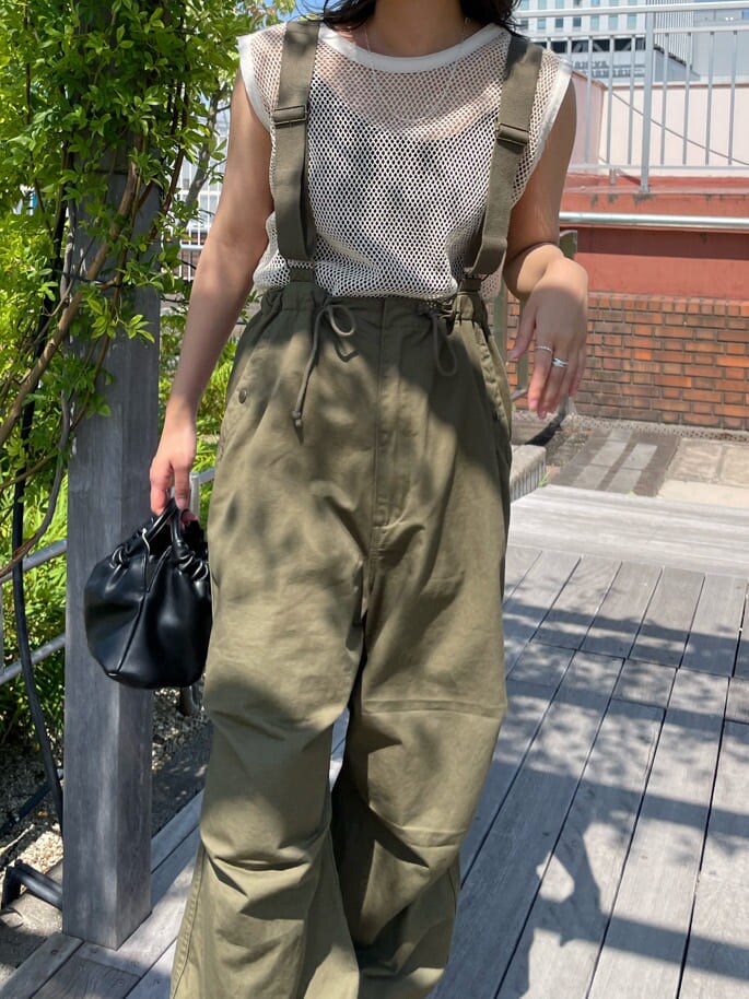 ベージュ系のサロペット/オーバーオール、ブラック系のサンダル、ブラック系のハンドバッグを着用したレディースの春コーディネートの5枚目の写真