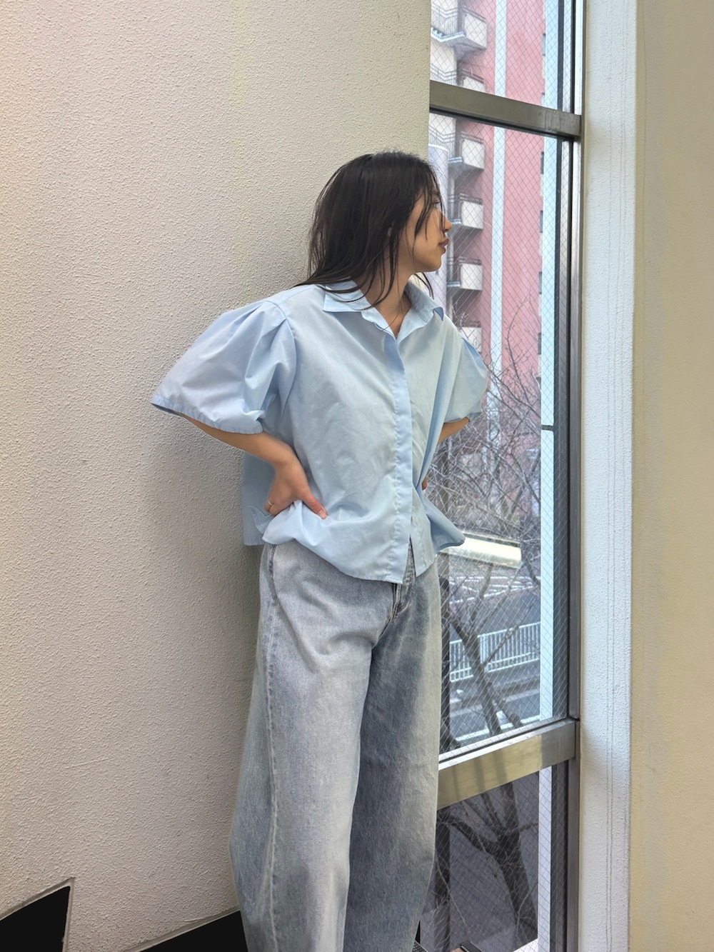 ブルー系のシャツ/ブラウス、ブルー系のデニムパンツを着用したレディースの春コーディネートの4枚目の写真