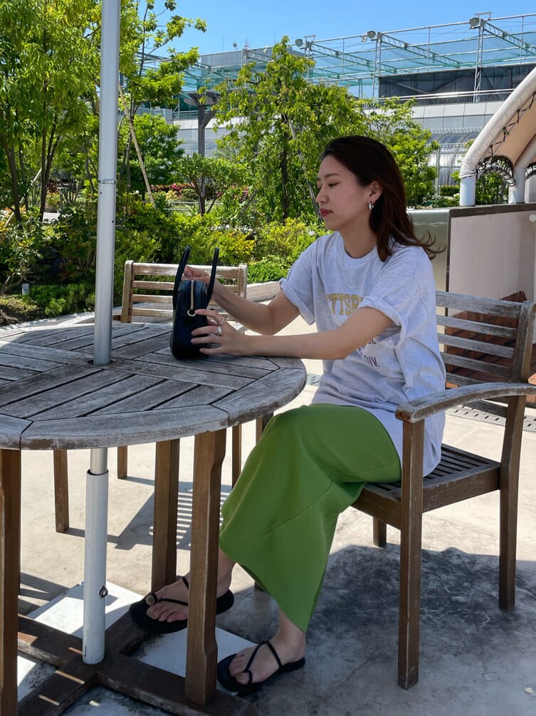 ブラック系のサンダル、ブラック系のハンドバッグ、グレー系のTシャツ/カットソーを着用したレディースの春コーディネートの6枚目の写真