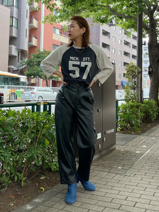 ブラック系のその他パンツ、グレー系のTシャツ/カットソー、シルバー系のブレスレットを着用したレディースの夏コーディネートの2枚目の写真