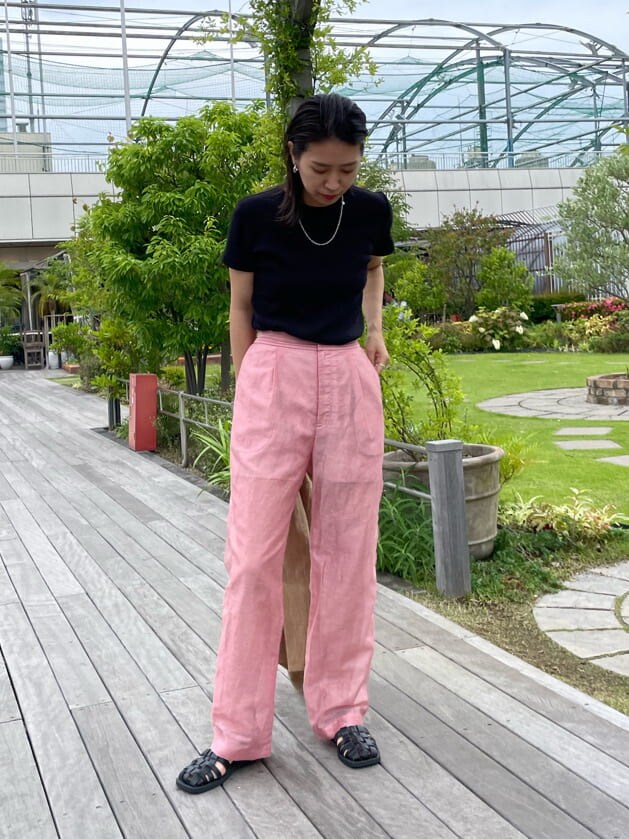 ベージュ系のテーラードジャケット、ピンク系のその他パンツ、ブラック系のTシャツ/カットソーを着用したレディースの春コーディネートの9枚目の写真