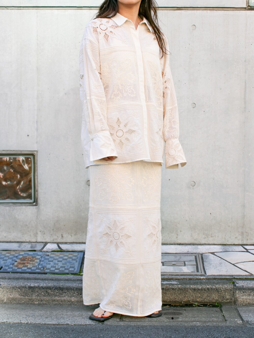 ホワイト系のシャツ/ブラウス、ホワイト系のスカートを着用したレディースの冬コーディネートの3枚目の写真