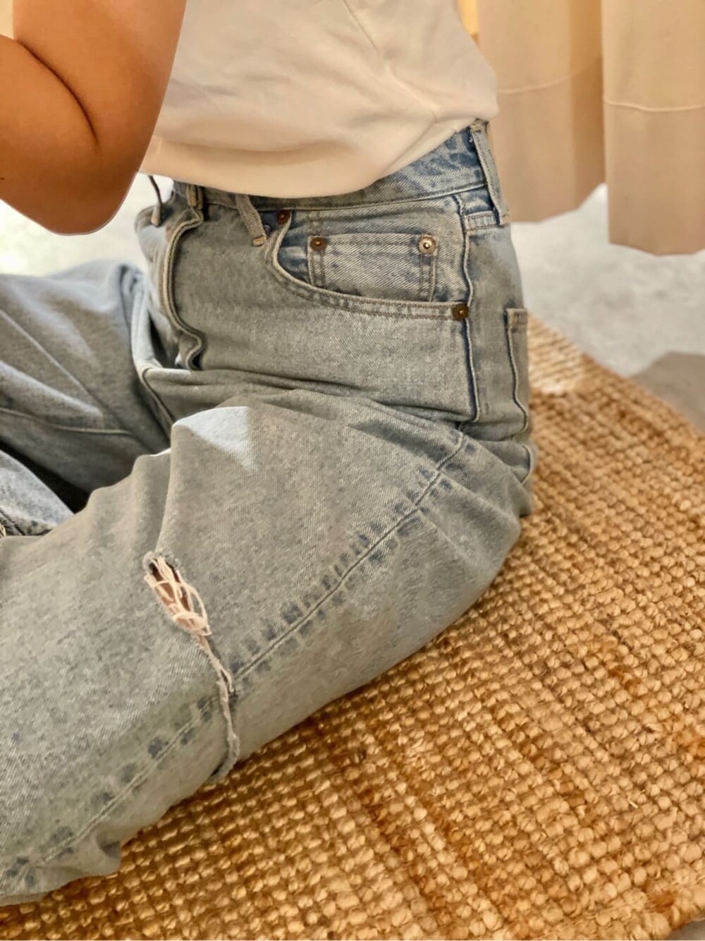 ホワイト系のTシャツ/カットソー、ブルー系のデニムパンツを着用したレディースの夏コーディネートの4枚目の写真