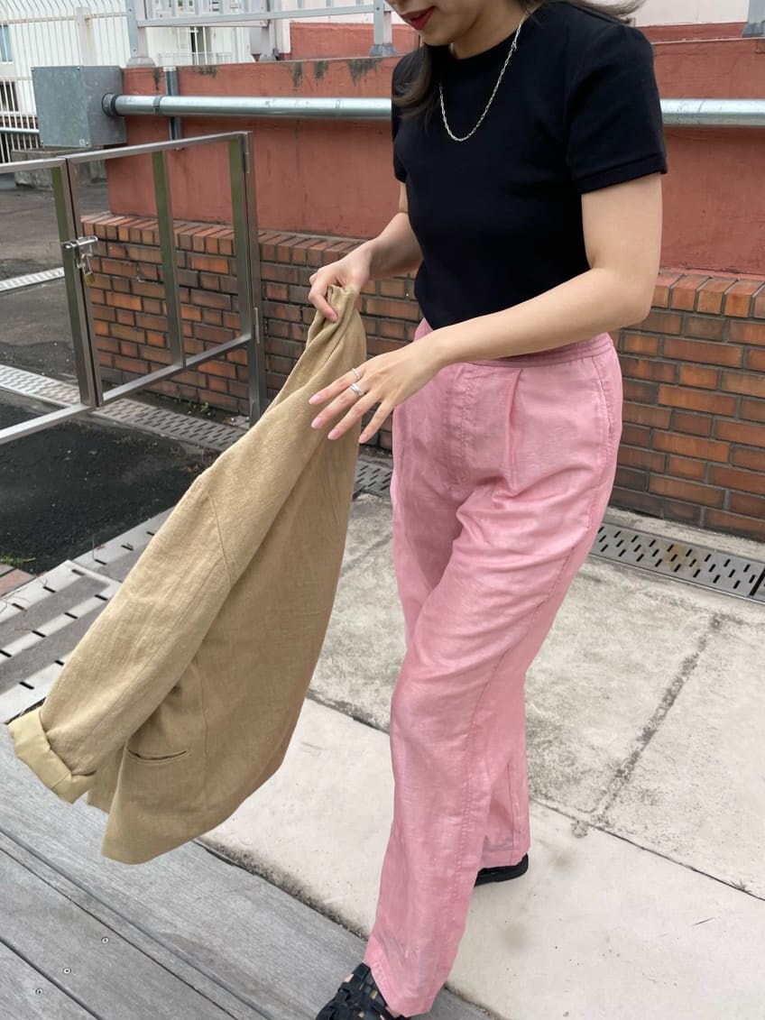 ベージュ系のテーラードジャケット、ピンク系のその他パンツ、ブラック系のTシャツ/カットソーを着用したレディースの春コーディネートの4枚目の写真
