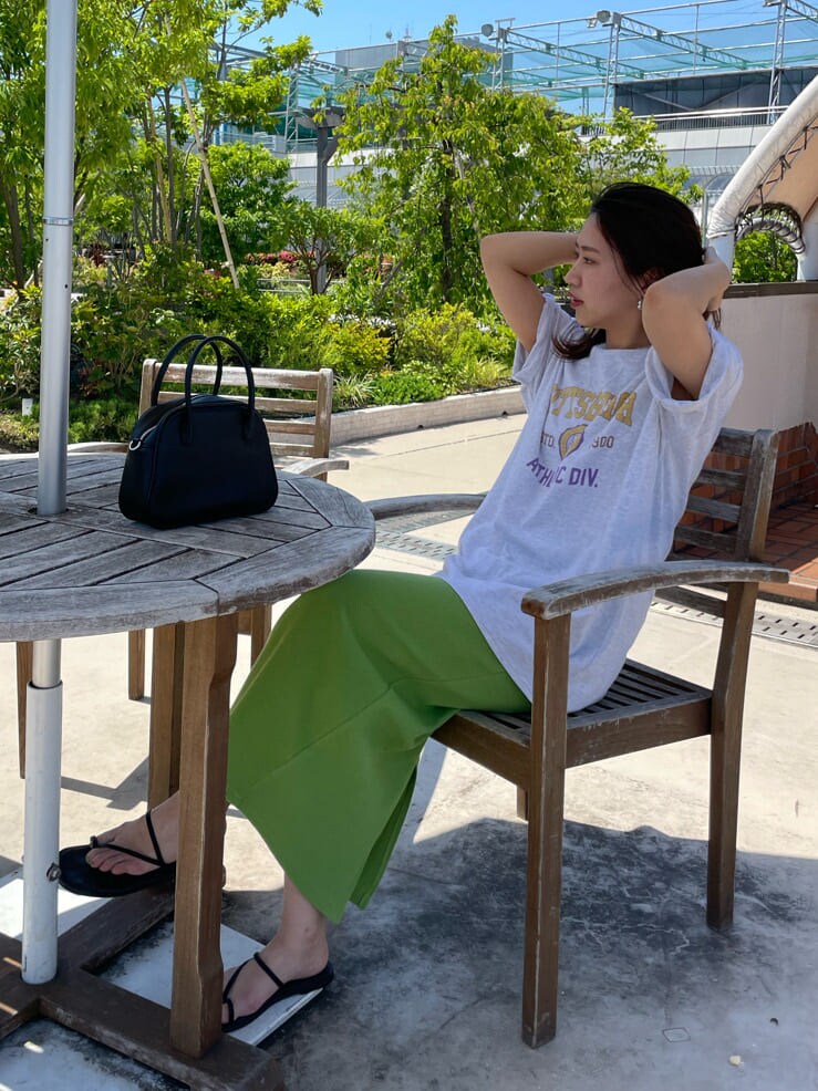 ブラック系のサンダル、ブラック系のハンドバッグ、グレー系のTシャツ/カットソーを着用したレディースの春コーディネートの7枚目の写真