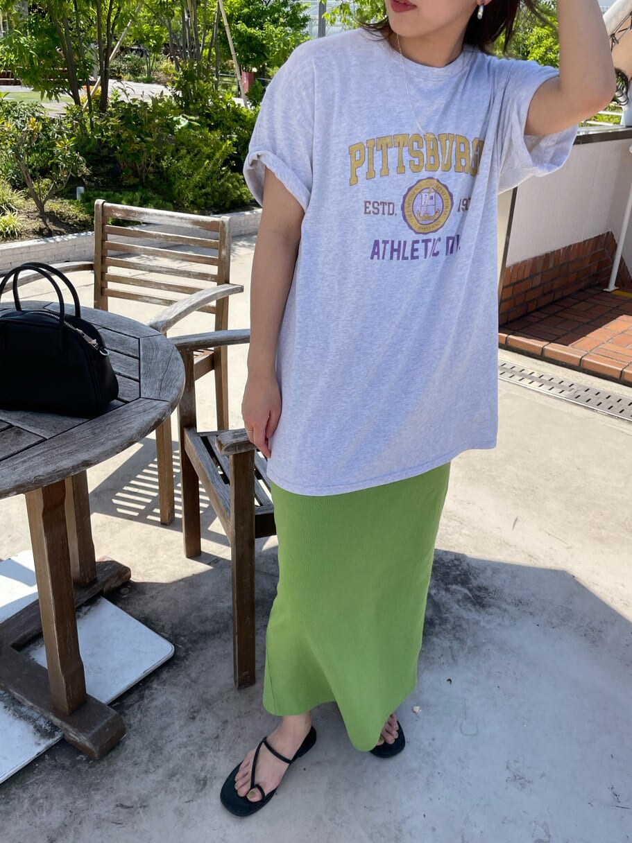 ブラック系のサンダル、ブラック系のハンドバッグ、グレー系のTシャツ/カットソーを着用したレディースの春コーディネートの3枚目の写真