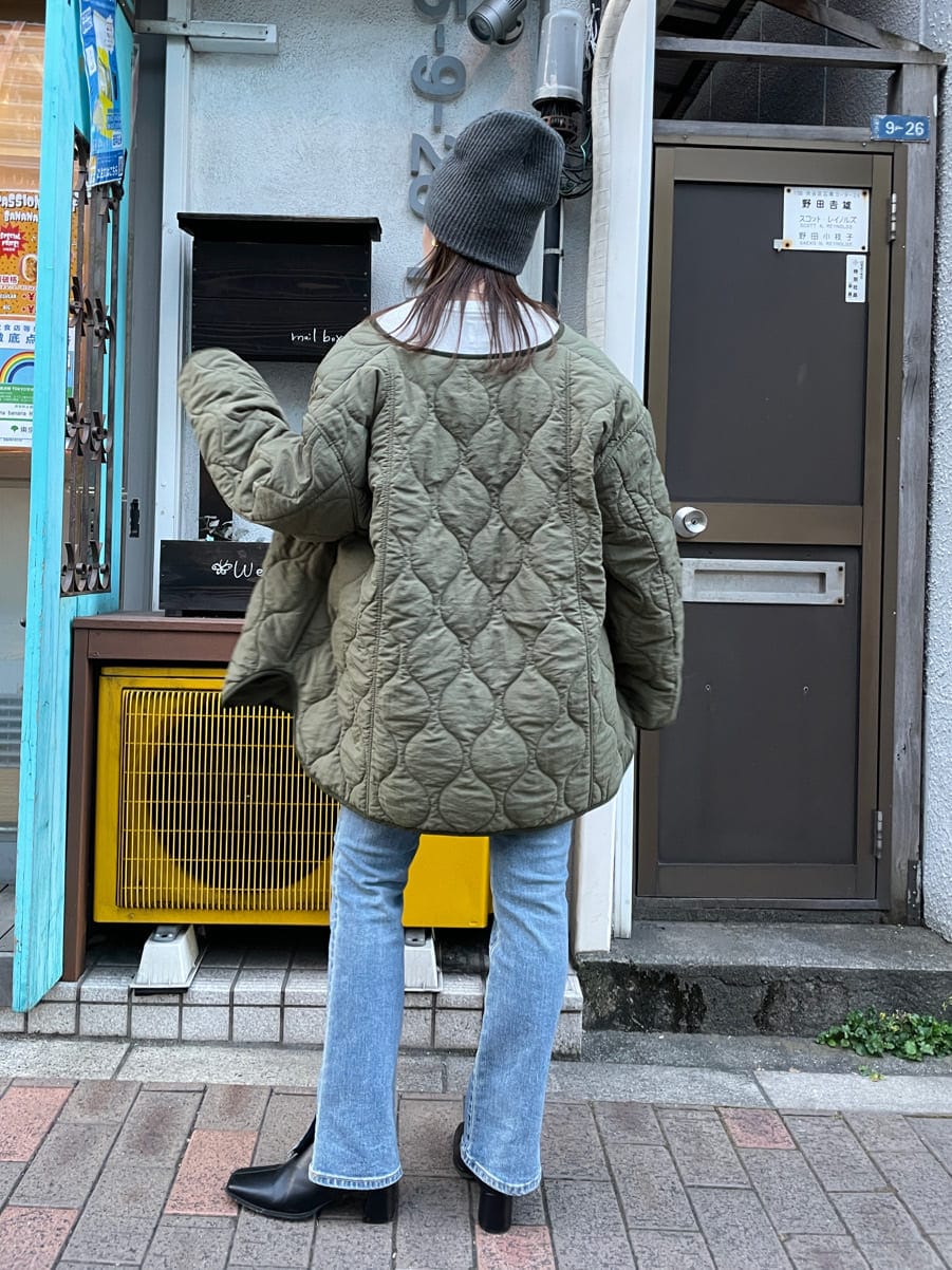 ブラック系のブーツ、ブルー系のデニムパンツ、ホワイト系のTシャツ/カットソーを着用したレディースの夏コーディネートの3枚目の写真