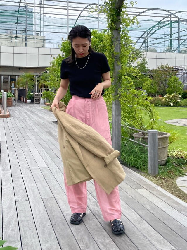 ベージュ系のテーラードジャケット、ピンク系のその他パンツ、ブラック系のTシャツ/カットソーを着用したレディースの春コーディネートの2枚目の写真