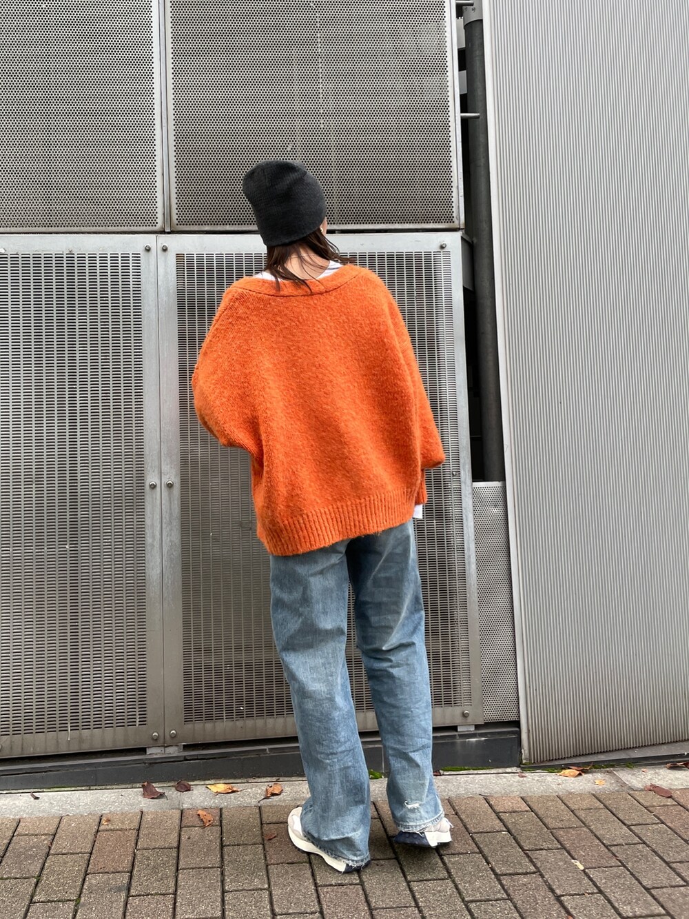 オレンジ系のカーディガン/ボレロ、ブルー系のデニムパンツ、ホワイト系のTシャツ/カットソーを着用したレディースの秋コーディネートの3枚目の写真