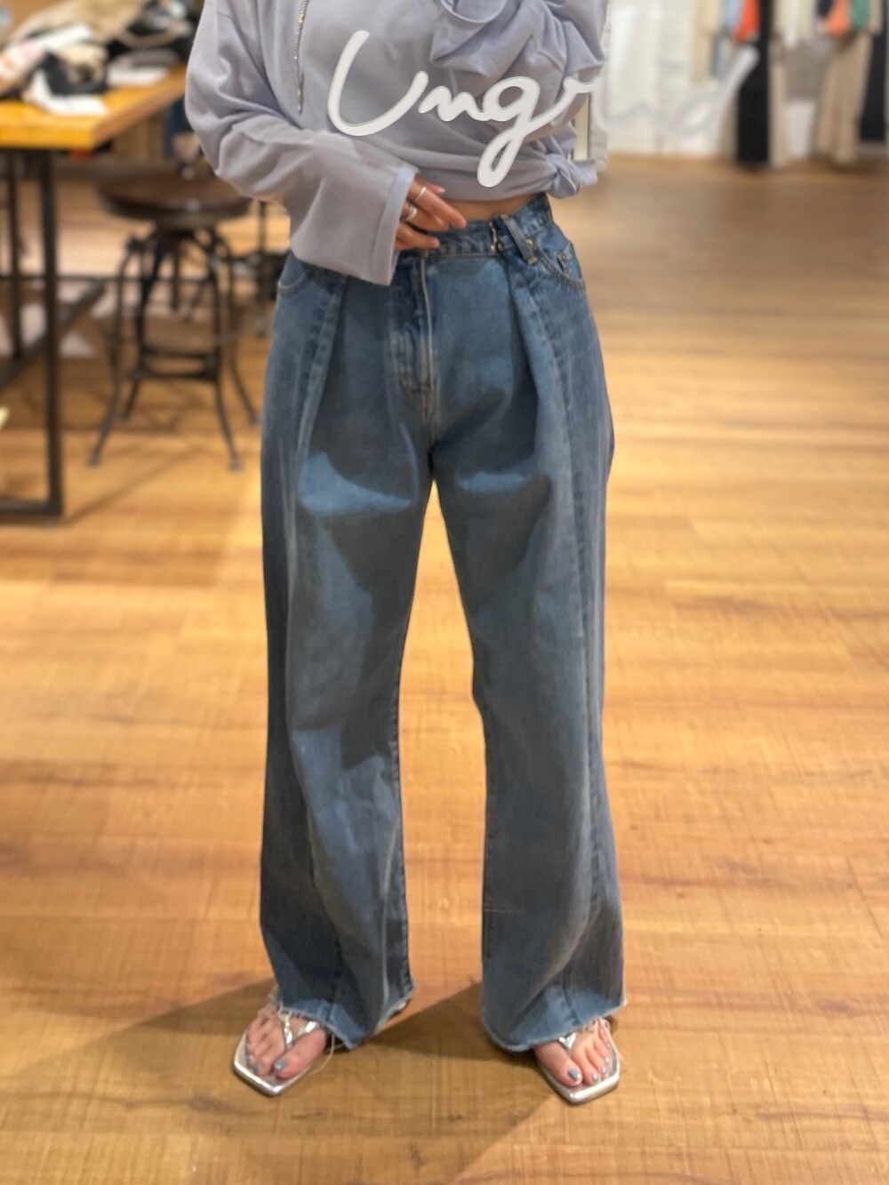 ブルー系のデニムパンツ、ブルー系のニット/セーターを着用したレディースの春コーディネートの4枚目の写真