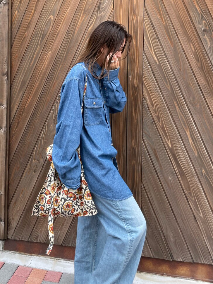 ブラック系のサンダル、ブルー系のシャツ/ブラウス、ベージュ系のショルダーバッグを着用したレディースの夏コーディネートの7枚目の写真