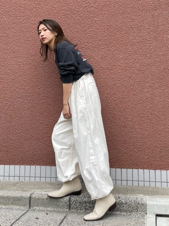 ホワイト系のその他パンツ、ホワイト系のその他パンツ、グレー系のTシャツ/カットソーを着用したレディースの夏コーディネートの3枚目の写真