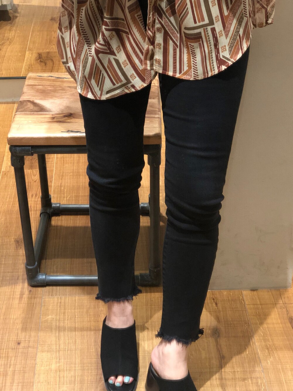 ブラック系のデニムパンツ、ベージュ系のシャツ/ブラウスを着用したレディースの夏コーディネートの2枚目の写真