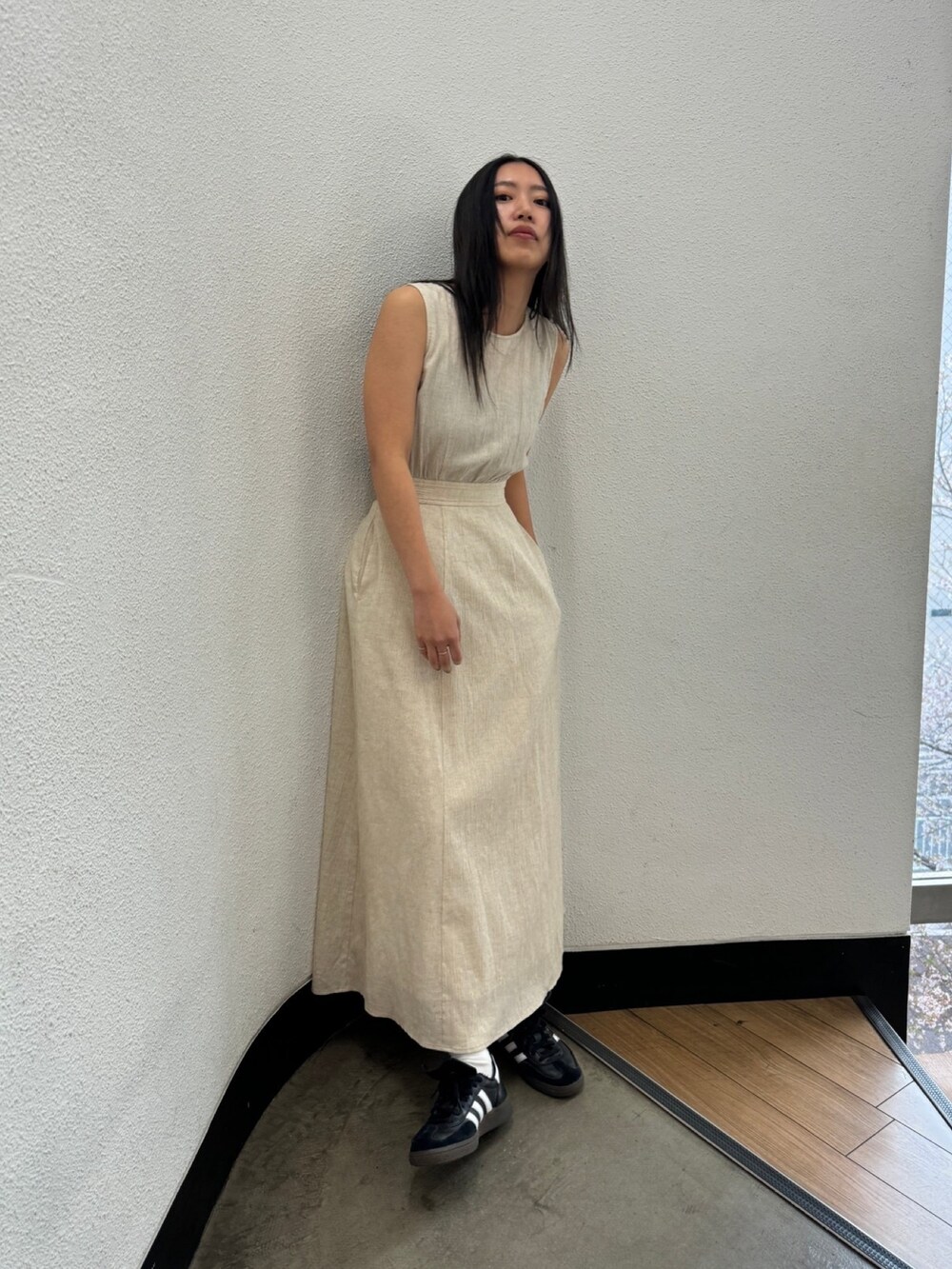 ホワイト系のワンピースを着用したレディースの春コーディネートの2枚目の写真