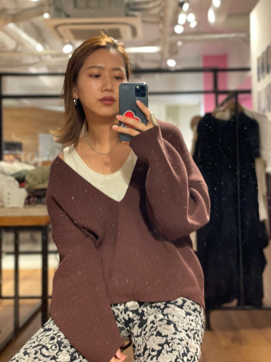 ホワイト系のタンクトップ、ブラック系のその他パンツ、ブラウン系のニット/セーターを着用したレディースの夏コーディネートの2枚目の写真