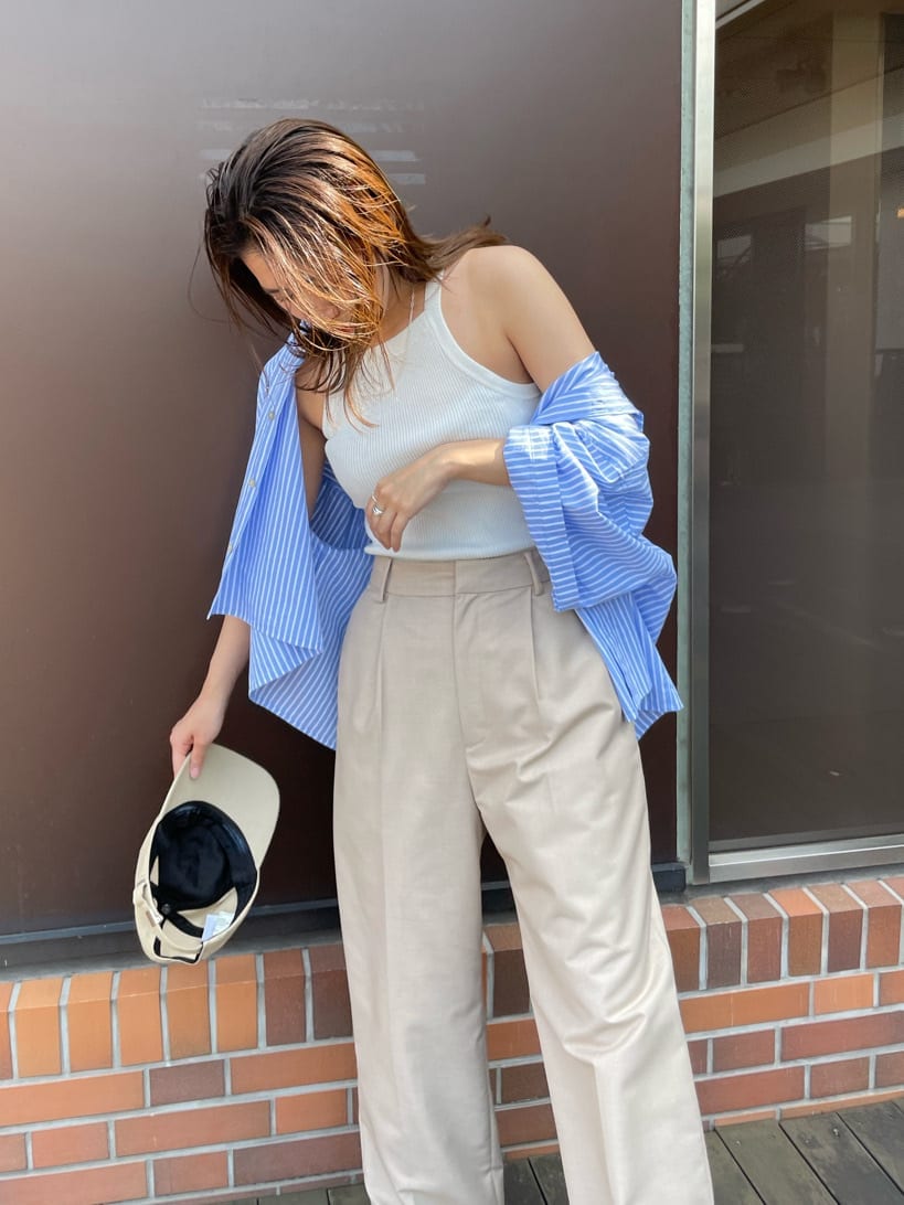 ベージュ系のその他パンツ、ブルー系のシャツ/ブラウス、ホワイト系のタンクトップを着用したレディースの春コーディネートの10枚目の写真