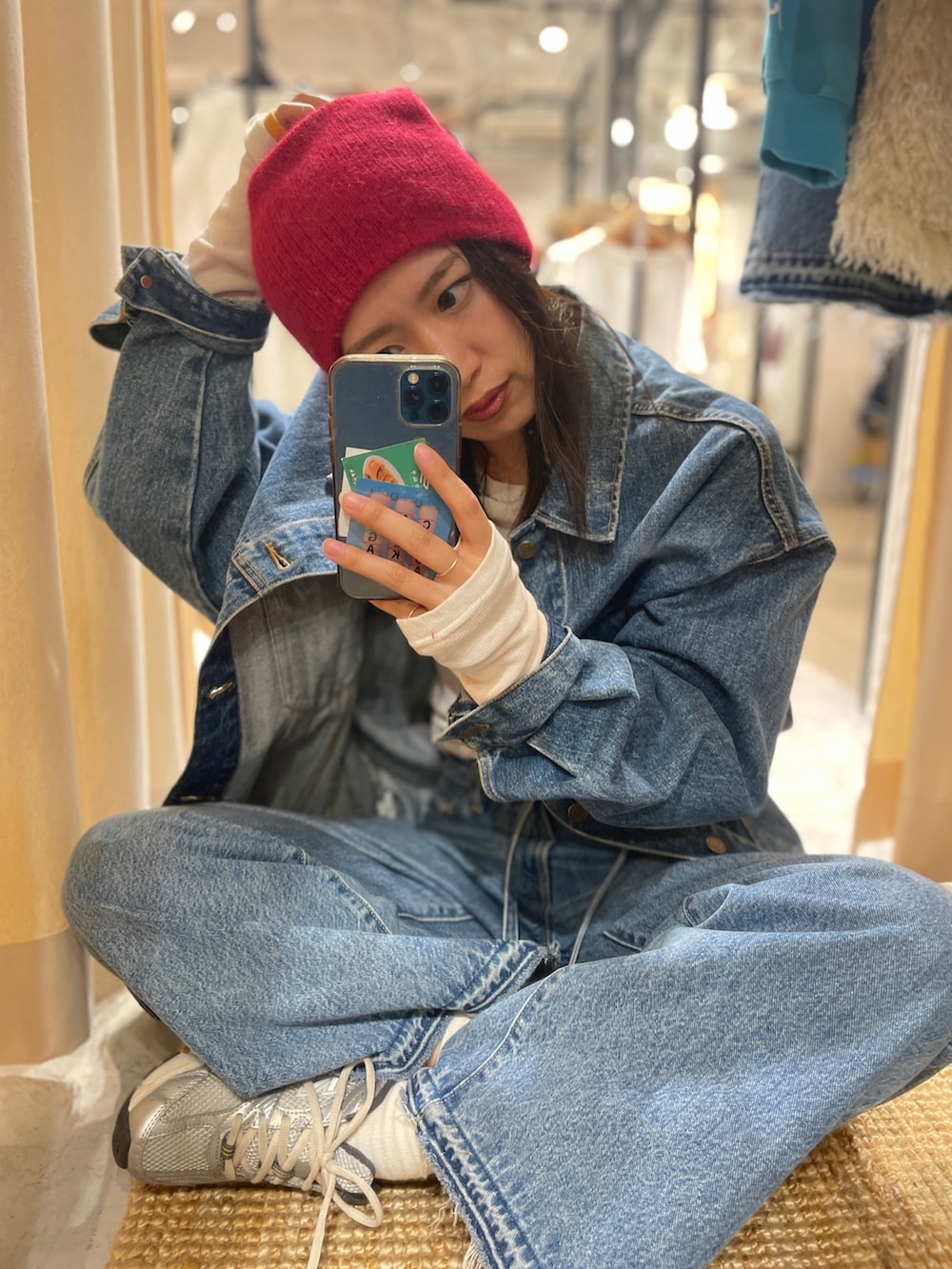 ブルー系のデニムジャケット、ブルー系のデニムパンツ、ホワイト系のTシャツ/カットソーを着用したレディースの夏コーディネートの3枚目の写真