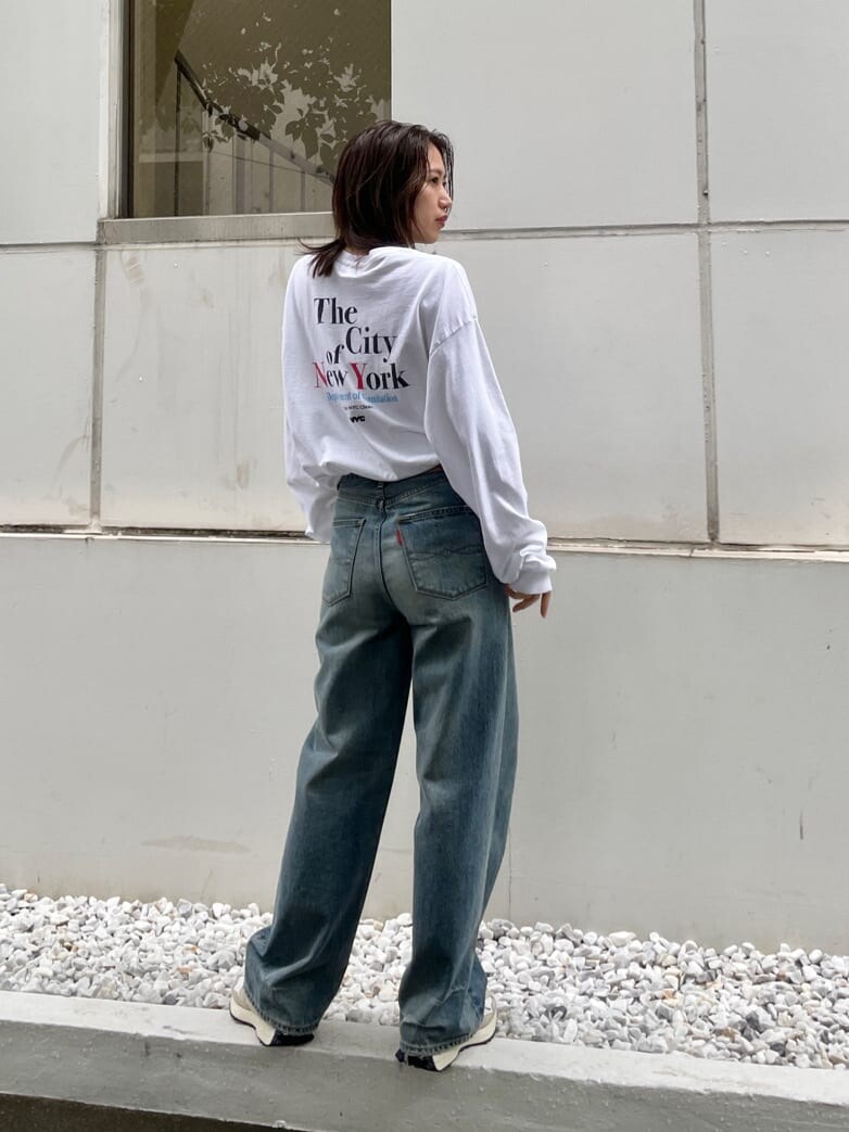 ホワイト系のTシャツ/カットソー、ブルー系のデニムパンツ、グレー系のテーラードジャケットを着用したレディースの秋コーディネートの5枚目の写真