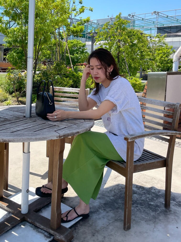 ブラック系のサンダル、ブラック系のハンドバッグ、グレー系のTシャツ/カットソーを着用したレディースの春コーディネートの8枚目の写真