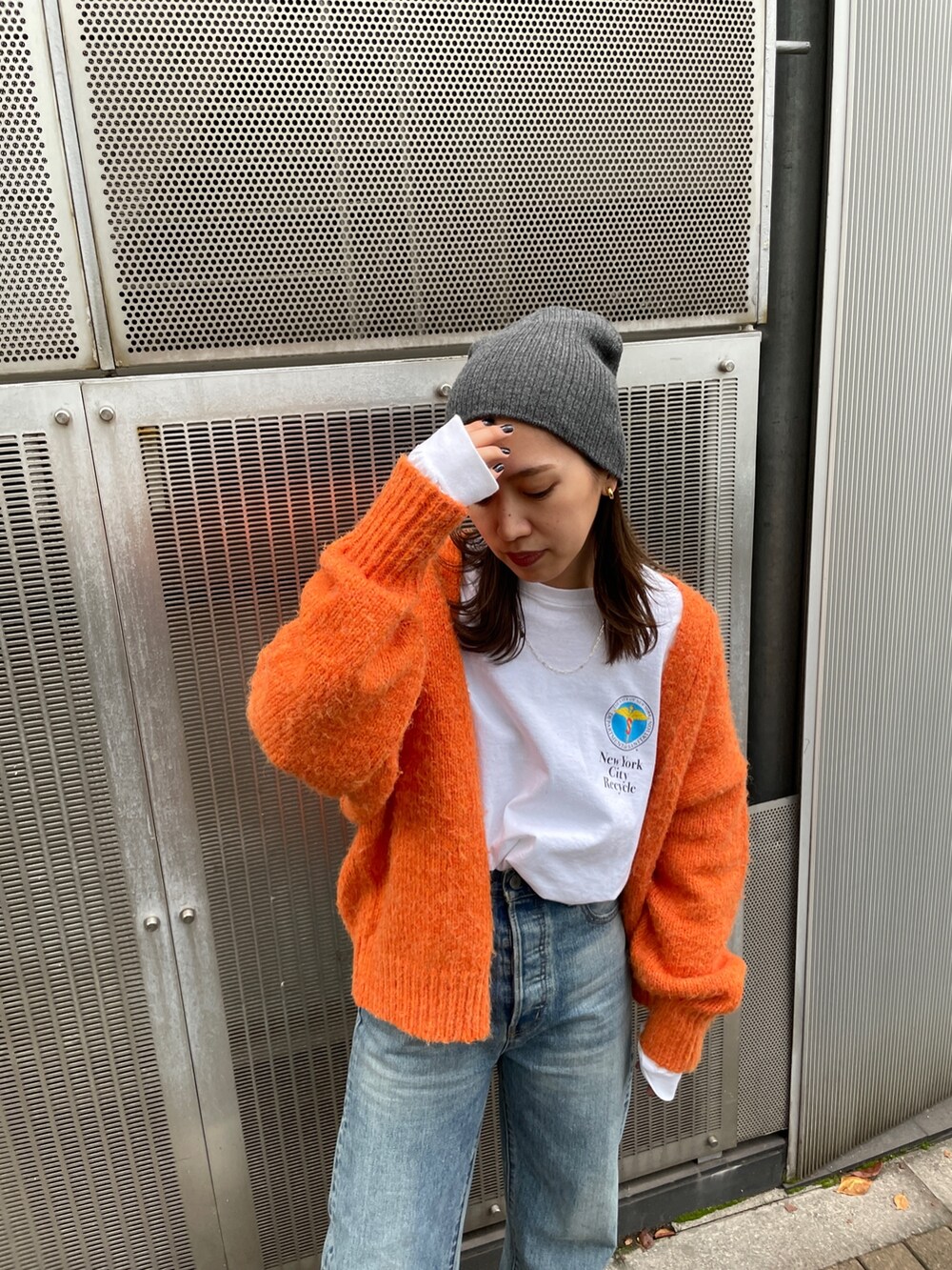 オレンジ系のカーディガン/ボレロ、ブルー系のデニムパンツ、ホワイト系のTシャツ/カットソーを着用したレディースの秋コーディネートの7枚目の写真