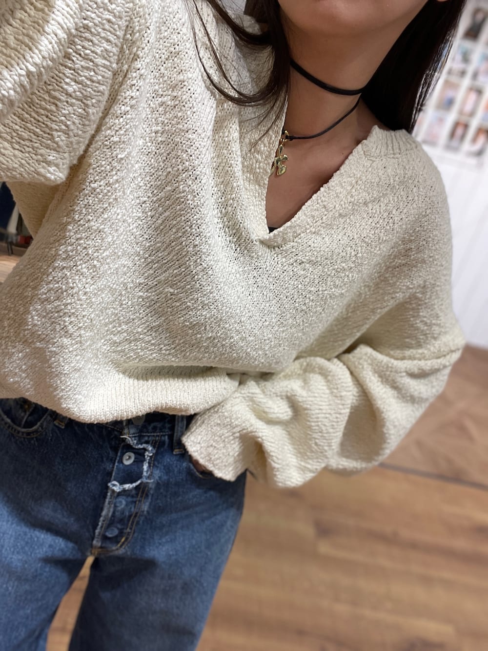 ブルー系のデニムパンツ、ホワイト系のニット/セーター、ブラウン系のローファーを着用したレディースの冬コーディネートの4枚目の写真