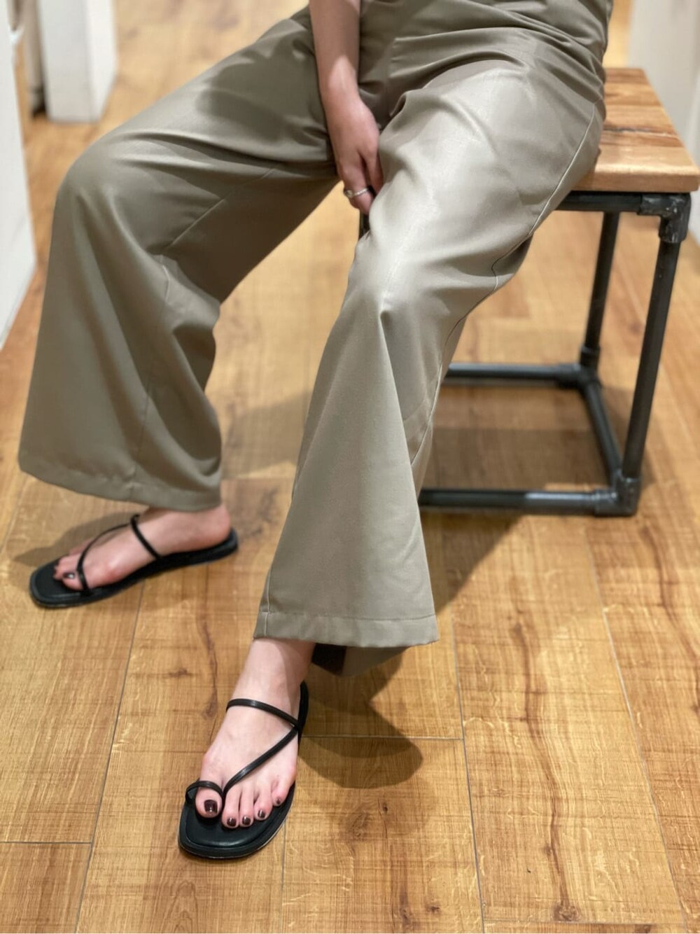 ベージュ系のつなぎ/オールインワン、ブラック系のサンダル、ホワイト系のTシャツ/カットソーを着用したレディースの夏コーディネートの4枚目の写真