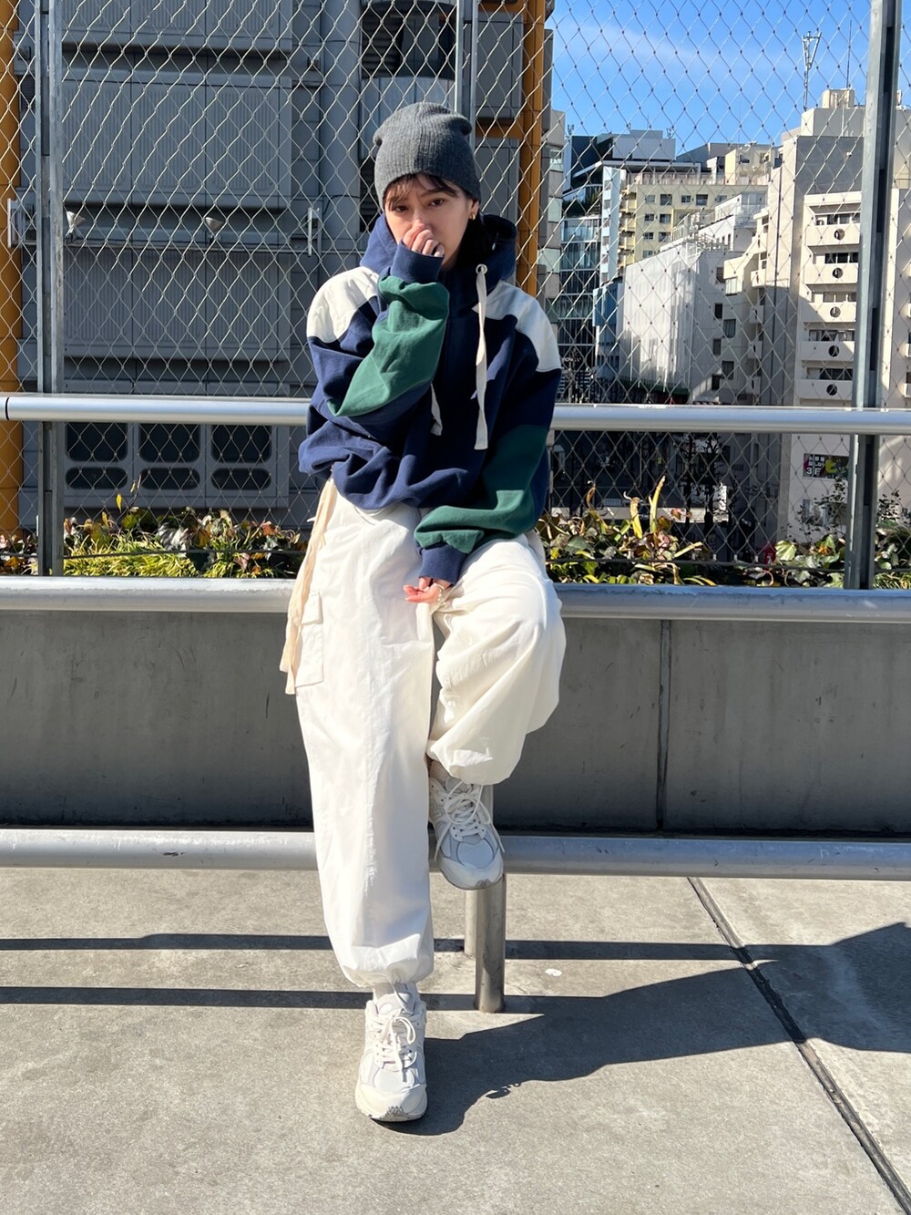 ホワイト系のカーゴパンツ、ブルー系のパーカー、グレー系のニットキャップ/ビーニーを着用したレディースの冬コーディネートの6枚目の写真