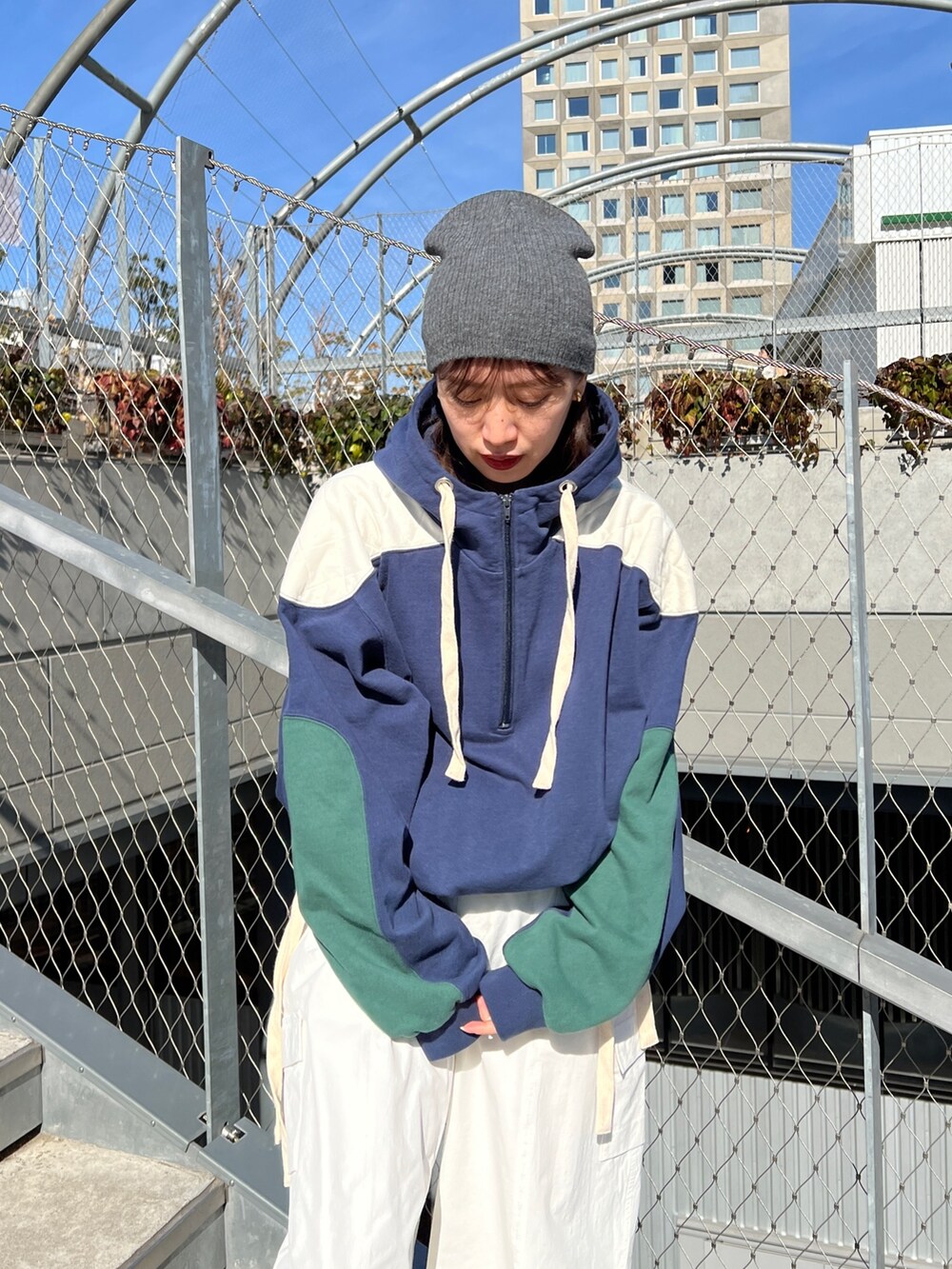 ホワイト系のカーゴパンツ、ブルー系のパーカー、グレー系のニットキャップ/ビーニーを着用したレディースの冬コーディネートの5枚目の写真