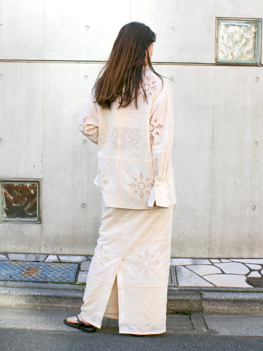 ホワイト系のシャツ/ブラウス、ホワイト系のスカートを着用したレディースの冬コーディネートの2枚目の写真