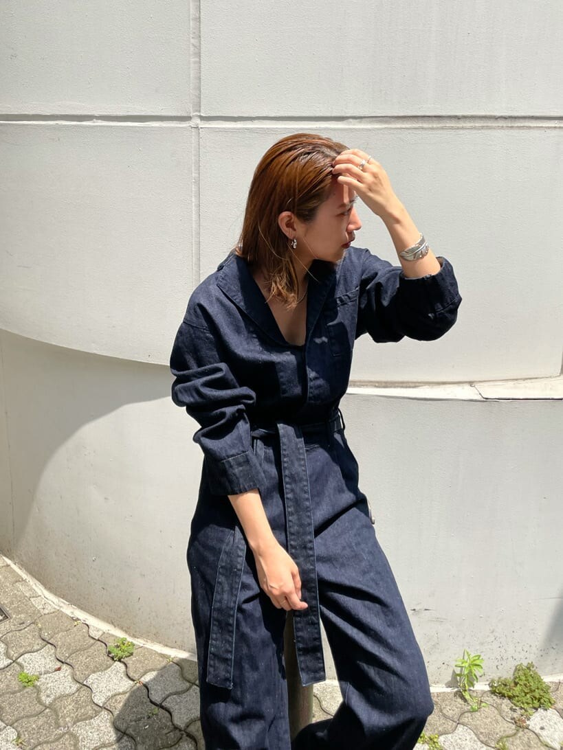 ブルー系のつなぎ/オールインワン、ホワイト系のブーツ、シルバー系のブレスレットを着用したレディースの夏コーディネートの2枚目の写真