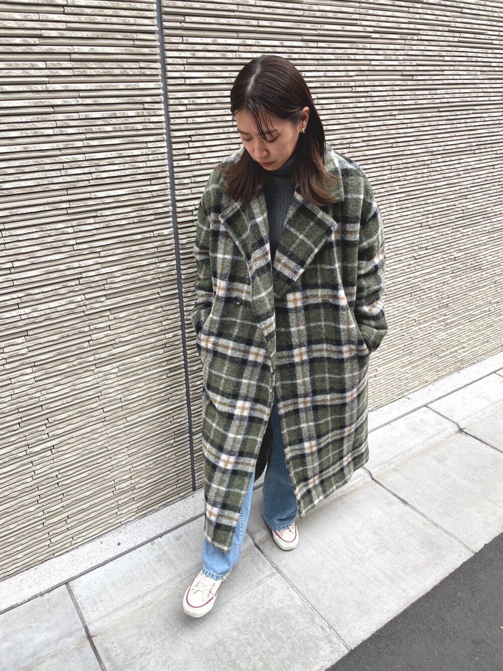 その他のチェスターコート、ブルー系のデニムパンツ、グレー系のニット/セーターを着用したレディースの秋コーディネートの6枚目の写真