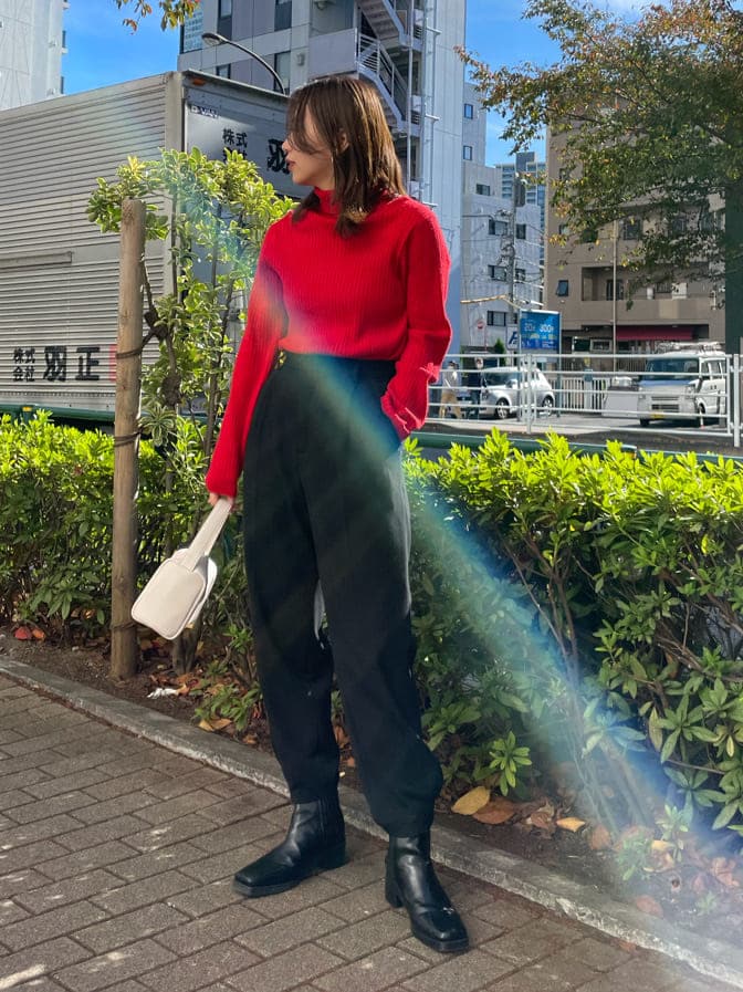 ホワイト系のハンドバッグ、ブラック系のその他パンツ、ブラック系のブルゾンを着用したレディースの秋コーディネートの4枚目の写真