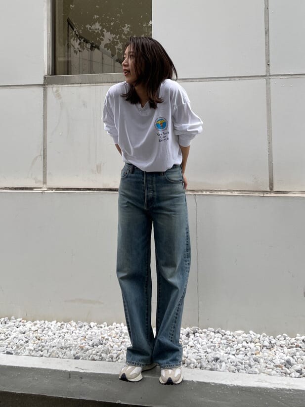 ホワイト系のTシャツ/カットソー、ブルー系のデニムパンツ、グレー系のテーラードジャケットを着用したレディースの秋コーディネートの4枚目の写真