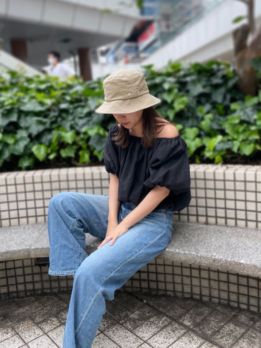 ブラック系のシャツ/ブラウス、ブルー系のデニムパンツ、ホワイト系のハットを着用したレディースの夏コーディネートの8枚目の写真