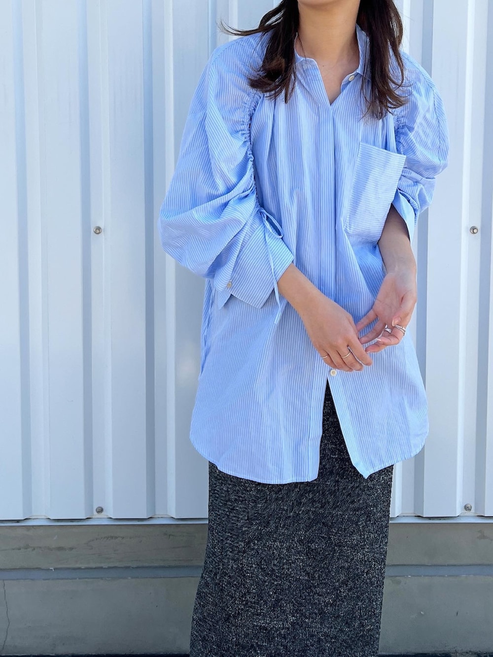 その他のシャツ/ブラウス、グレー系のスカートを着用したレディースの冬コーディネートの4枚目の写真