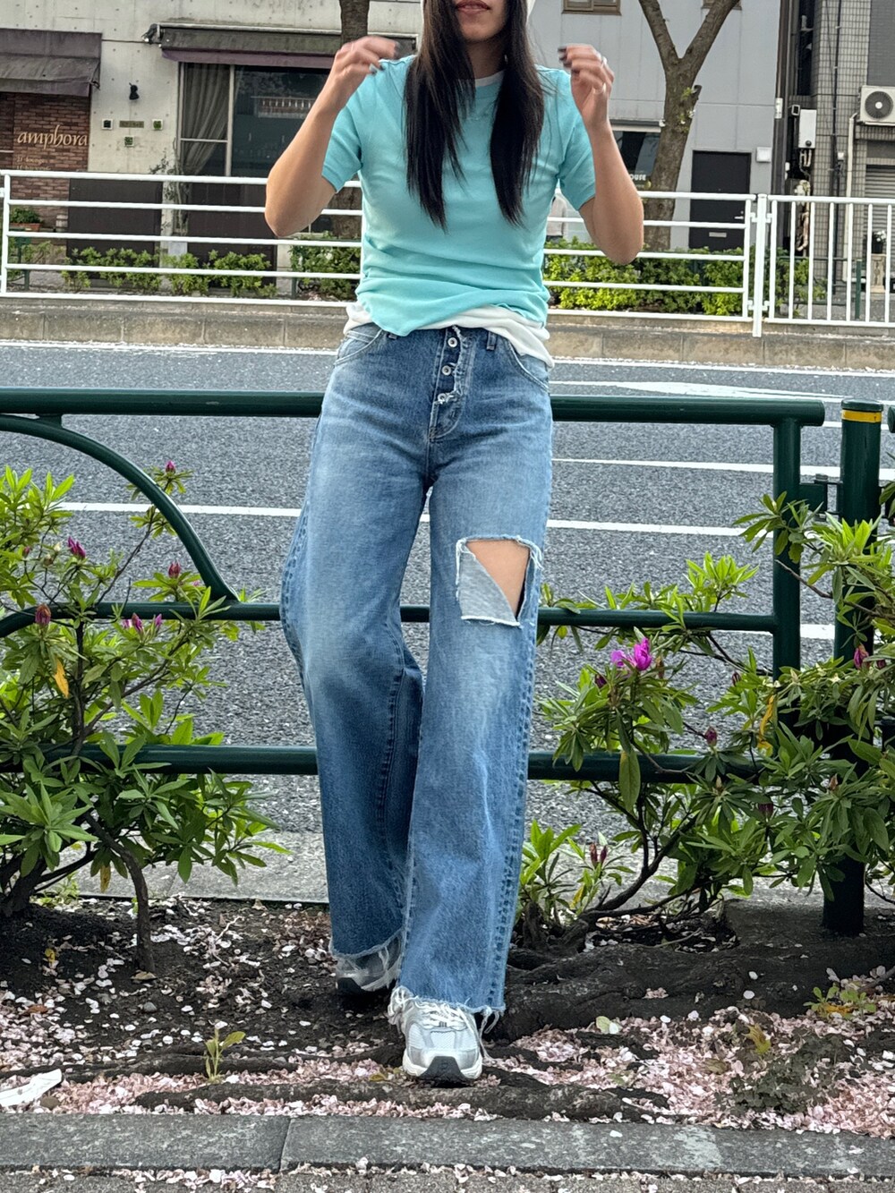 ブルー系のデニムパンツ、ブルー系のTシャツ/カットソー、ホワイト系のニットキャップ/ビーニーを着用したレディースの春コーディネートの2枚目の写真