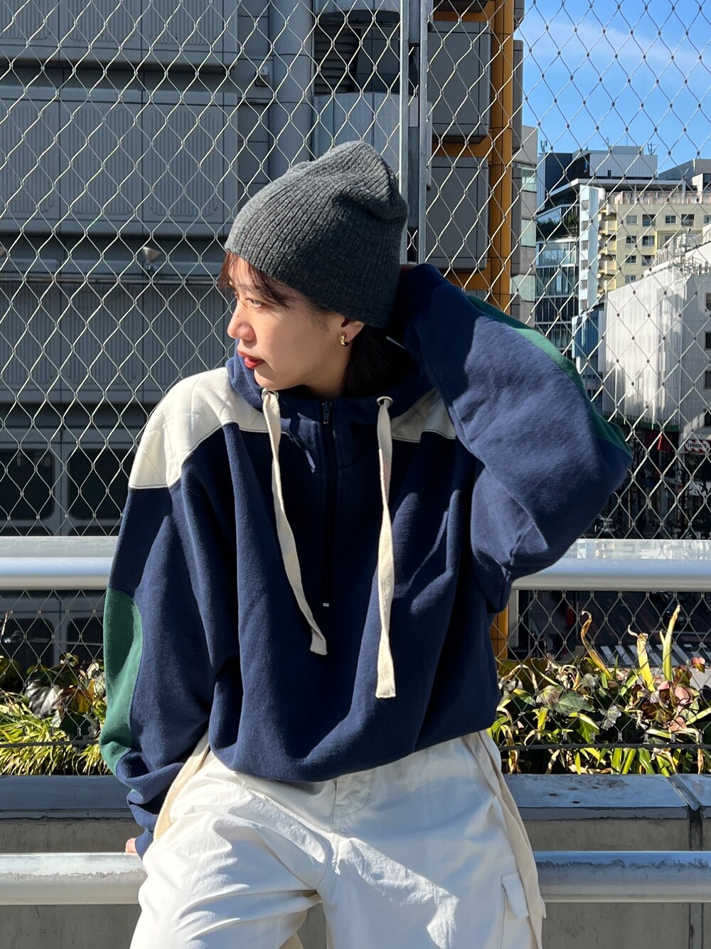 ホワイト系のカーゴパンツ、ブルー系のパーカー、グレー系のニットキャップ/ビーニーを着用したレディースの冬コーディネートの7枚目の写真