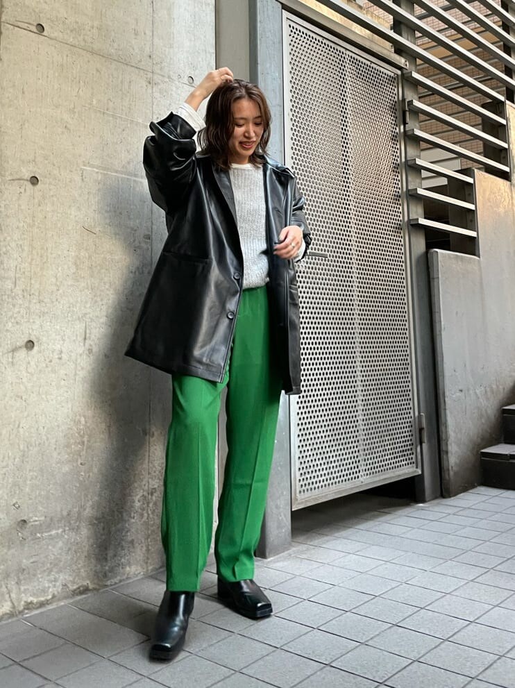 ブラック系のブルゾン、ブラック系のブーツ、グレー系のニット/セーターを着用したレディースの秋コーディネートの2枚目の写真