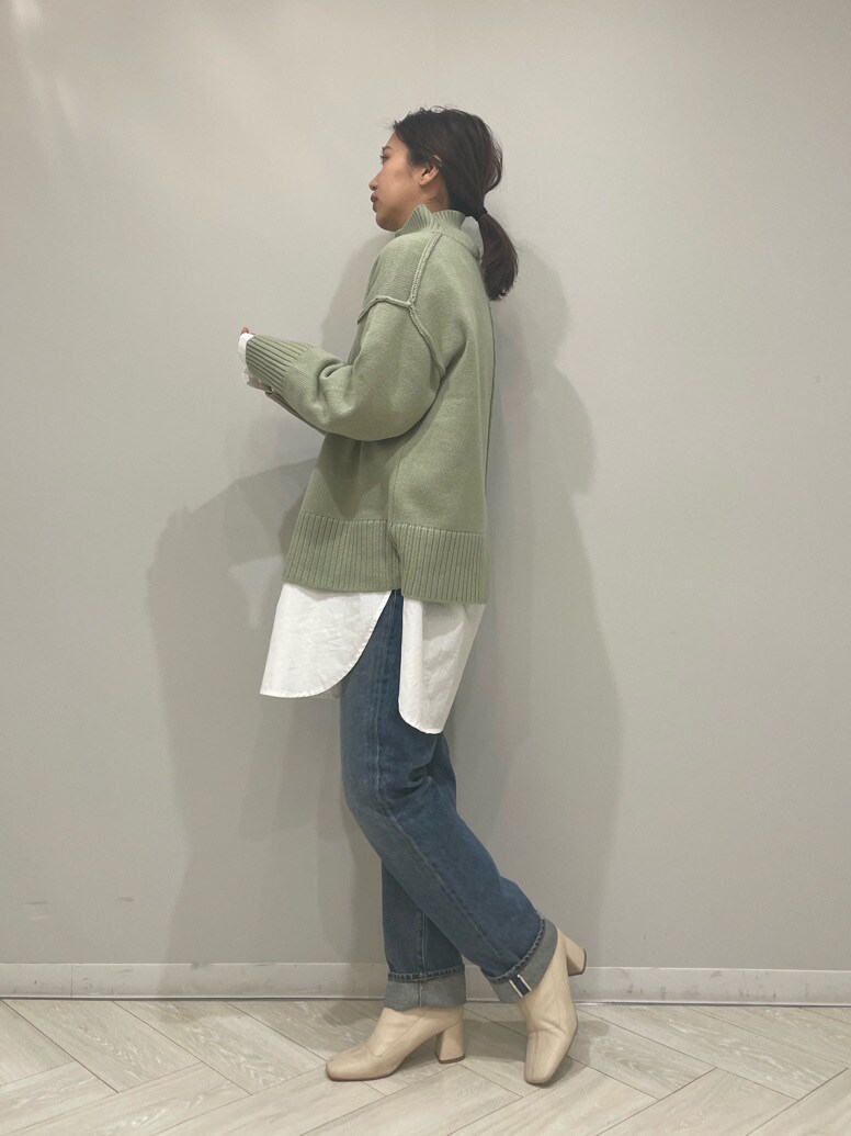 ブルー系のデニムパンツを着用したレディースの冬コーディネートの2枚目の写真