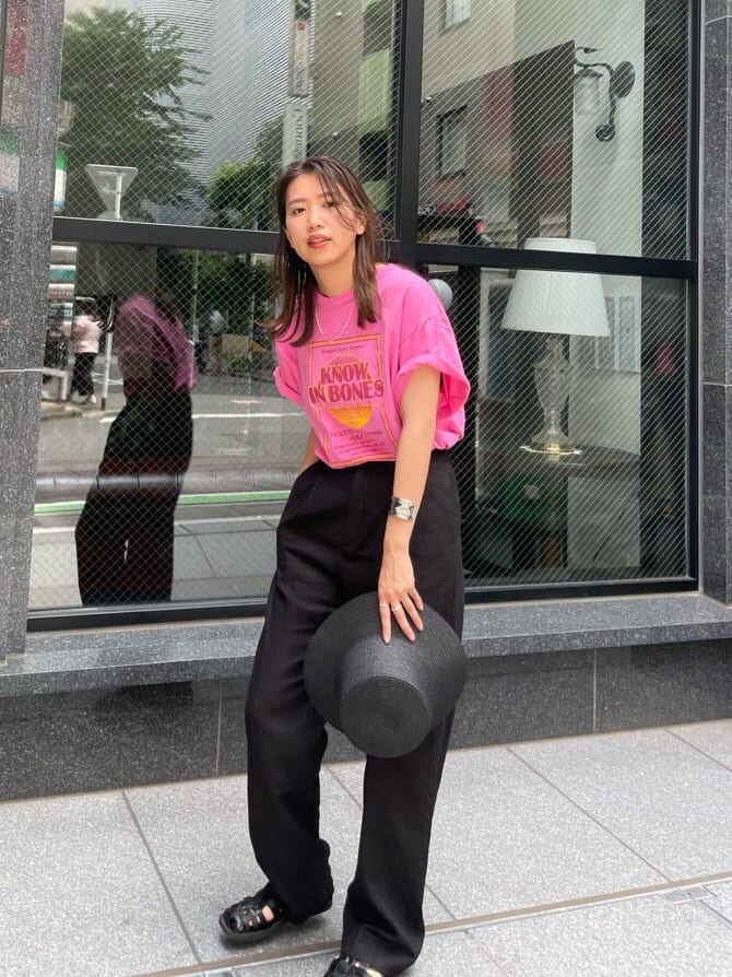 ブラック系のその他パンツ、ピンク系のTシャツ/カットソー、ブラック系のハットを着用したレディースの夏コーディネートの4枚目の写真