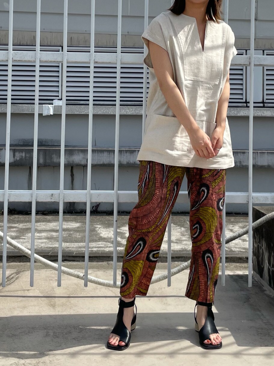 グリーン系のその他パンツ、ブラック系のサンダル、ホワイト系のシャツ/ブラウスを着用したレディースの春コーディネートの2枚目の写真