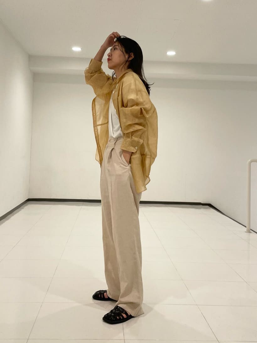 ブラウン系のシャツ/ブラウス、ホワイト系のその他パンツを着用したレディースの夏コーディネートの2枚目の写真