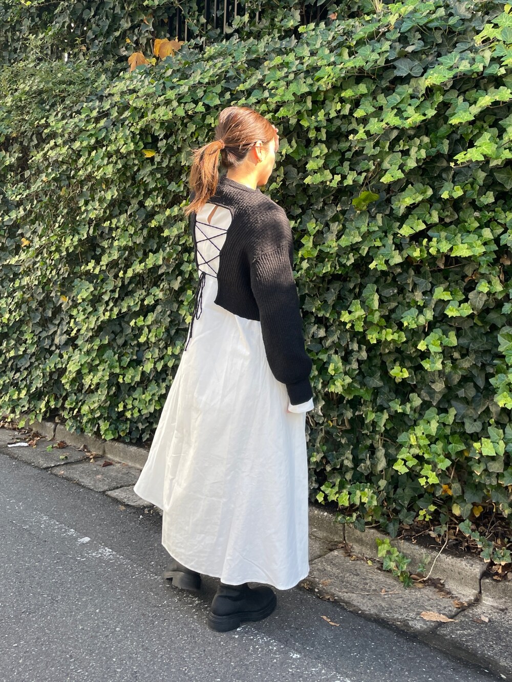 ブラック系のワンピース、ベージュ系のブーツを着用したレディースの冬コーディネートの5枚目の写真